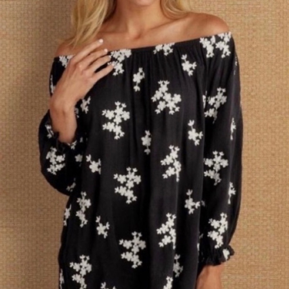 Soft Surroundings black top with off white floral stitch details. Elastic wrists